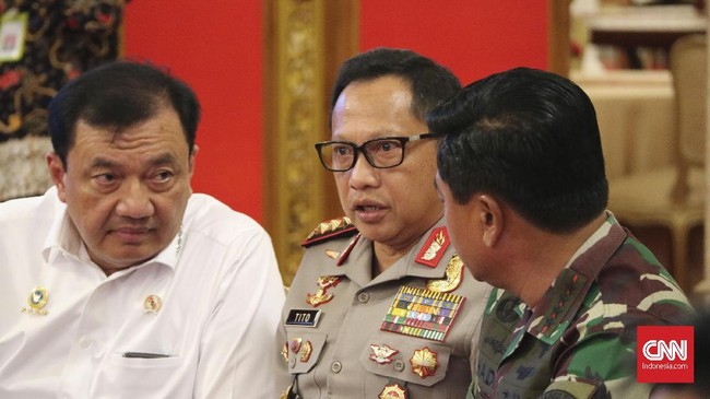 Panglima TNI Hadi Tjahjanto, Kapolri Tito Karnavian, dan Kepala BIN terlibat perbincangan serius sebelum sidang kabinet di Istana Negara, Rabu (16/5).