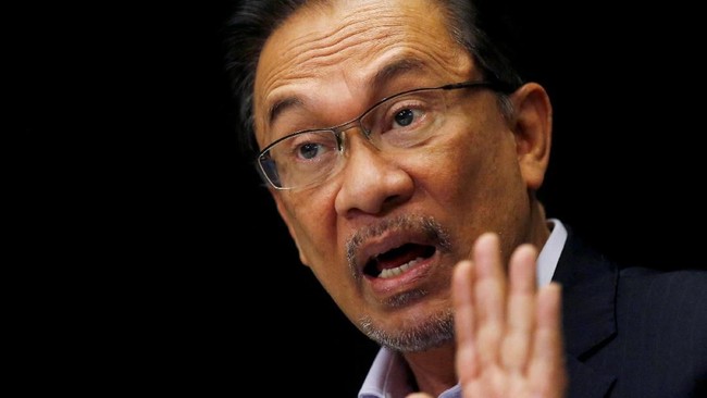 Pemimpin de facto Pakatan Harapan, Anwar Ibrahim, mengatakan rangkap jabatan PM Mahathir Mohamad sebagai Menteri Pendidikan tak melanggar janji kampanye.