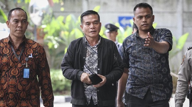 KPK menangkap Bupati Bengkulu Selatan Dirwan Mahmud bersama istri, keponakan dan pihak swasta terkait dugaan suap infrastruktur jalan dan jembatan.