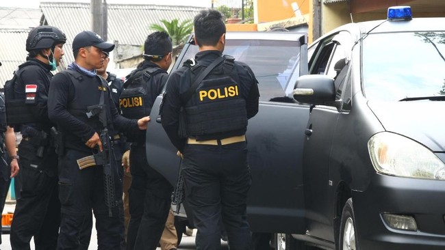 Densus 88 dan Gegana Brimob diterjunkan menyelidiki ledakan di Desa Ligarmukti, Klapanunggal, Kabupaten Bogor.