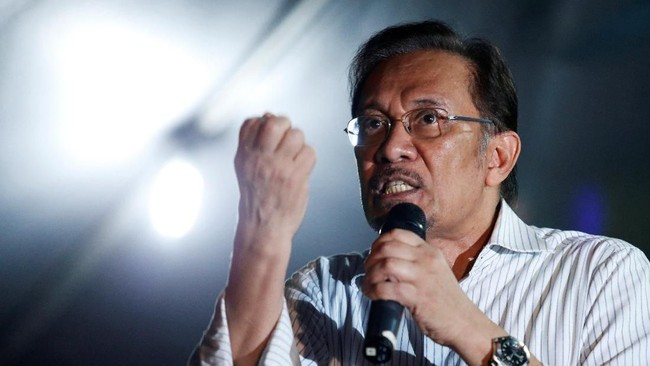 Anwar Ibrahim memperkirakan eks PM Malaysia Najib Razak bakal sulit berkelit dari gugatan hukum yang kini membelitnya.