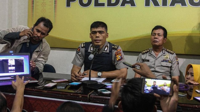 Polda Riau menetapkan dua orang sebagai tersangka, yang merupakan nahkoda kapal, dalam kasus penemuan 11 jenazah TKI ilegal di perairan Selat Malaka.