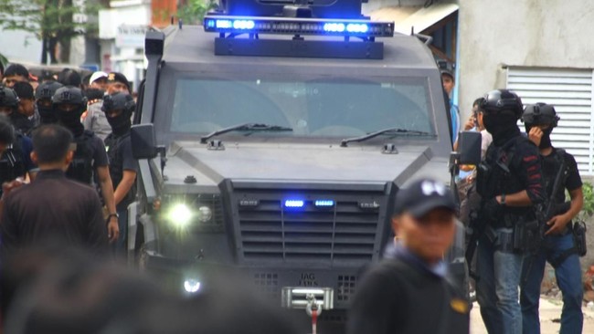 Terduga teroris Surabaya, S, disebut terkait Jemaah Islamiyah (JI), sedangkan R-H alias A-O, yang diamankan di Tuban, disebut bagian dari JAD.
