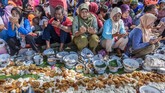 FOTO: Tradisi Nusantara Menyambut Ramadan Tradisi turun-temurun dilaksanakan di desa-desa penjuru Nusantara untuk menyambut Ramadan, yang diputuskan jatuh pada Kamis (17/5) esok.