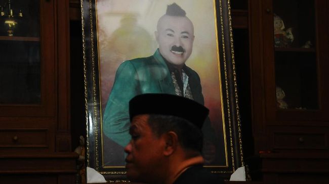 Putra sulung Gogon Srimulat, Ari Mustika mendampingi ayahnya saat pentas di Lampung, sampai sang pelawak meninggal dunia, Selasa (15/5) pagi.