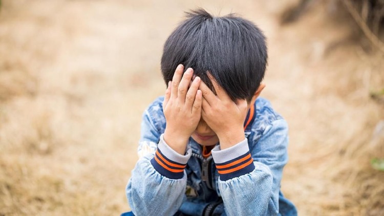 Ketika Anak Jadi Pelampiasan Emosi Orang Tua Baru-baru ini beredar video anak yang jadi pelampiasan emosi ayahnya. Si anak tampak ketakutan namun tidak berdaya.