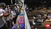 FOTO: Salat Tarawih Pertama di Pasar Gembrong Jakarta Berhubung 1 Ramadan jatuh pada Kamis (17/5), sejumlah warga termasuk di kawasan Pasar Gembrong, Jakarta menjalankan salat Tarawih pertamanya malam ini (16/5).