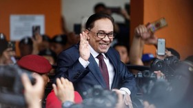 Tiba di Rumah, Anwar Disambut Pekik Reformasi Warga