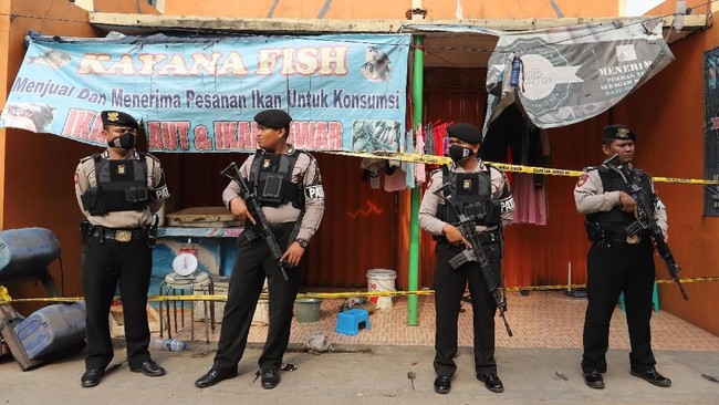 Pemkot Tangerang meminta Ketua RT/RW menerapkan kewajiban lapor 1x24 jam bagi tamu, menyusul penggerebekan terduga teroris di wilayah Pinang, Rabu (16/5).