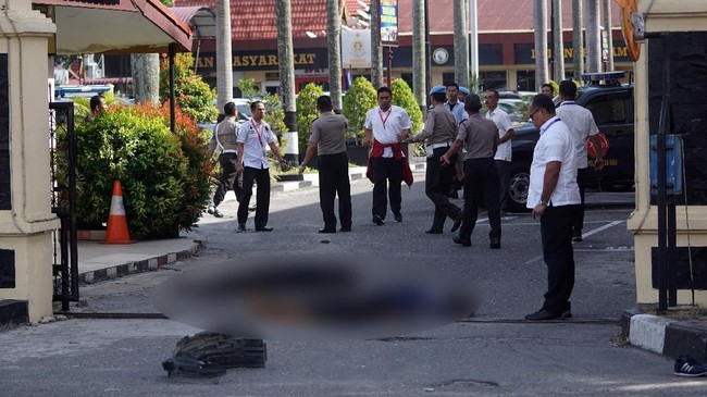 Empat jenazah terduga teroris yang ditembak mati saat menyerang Markas Kepolisian Daerah Riau dimakamkan Bengkalis dan Kota Dumai.
