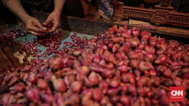 Harga bawang merah ukuran sedang dan daging sapi di pasar tradisional kian mahal jelang libur Natal dan Tahun Baru 2020.