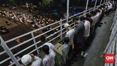 FOTO: Salat Tarawih Pertama di Pasar Gembrong Jakarta Berhubung 1 Ramadan jatuh pada Kamis (17/5), sejumlah warga termasuk di kawasan Pasar Gembrong, Jakarta menjalankan salat Tarawih pertamanya malam ini (16/5).