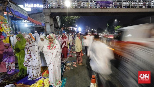 FOTO: Salat Tarawih Pertama di Pasar Gembrong Jakarta