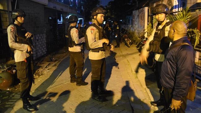 Densus 88 Geledah Rumah Terduga Teroris di Probolinggo Tim Densus 88 Mabes Polri menggeledah rumah terduga teroris di kawasan Perumahan Sumbertaman Indah, Kota Probolinggo, Jawa Timur, Rabu (16/5) malam.
