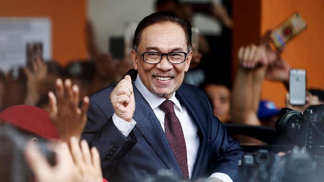Pejuang reformasi Malaysia, Anwar Ibrahim, mendukung penuh pemerintahan Mahathir Mohamad, bekas diktator yang pernah menjebloskannya ke penjara dua dekade lalu.