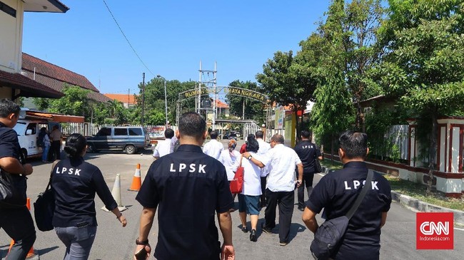 Sebanyak 10 staf LPSK yang dinyatakan positif Covid saat ini menjalani isolasi di kawasan Lido, Jawa Barat.