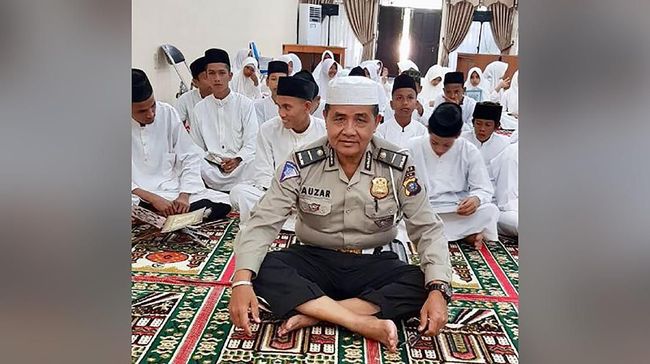 Ipda Auzar Meninggal di Mapolda Riau Usai Solat Duha Ipda Auzar, polisi yang menjadi korban serangan kelompok terduga teroris di Mapolda Riau dikenal religus dan merupakan ustaz bagi kepolisian setempat.