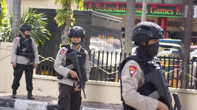 Kepala Staf Kepresidenan Moeldoko menyatakan pentingnya keterlibatan TNI menyusul rentetan aksi teror yang terjadi di Surabaya dan Mapolda Riau pagi tadi.