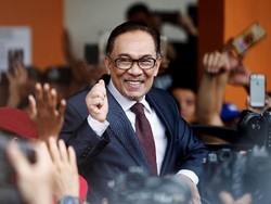 Jelang Dilantik, Anwar Ibrahim Tiba di Istana Negara Didampingi Istri