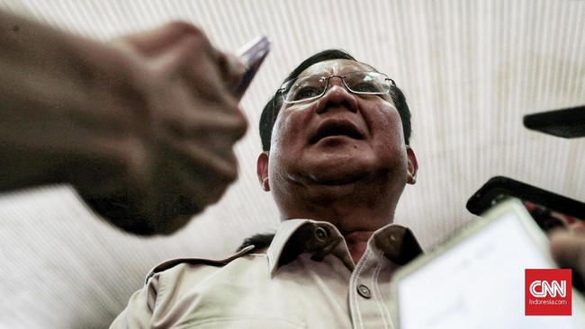 Strategi 'serangan udara' via media sosial menjadi salah satu alat bagi para politikus untuk menaikkan nama dan mengkritik lawannya guna meraih simpati rakyat.