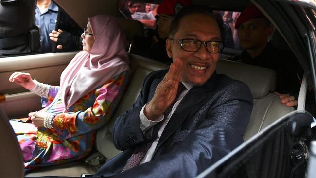 Tiba di Istana Negara, Anwar Ibrahim Disambut Mahathir