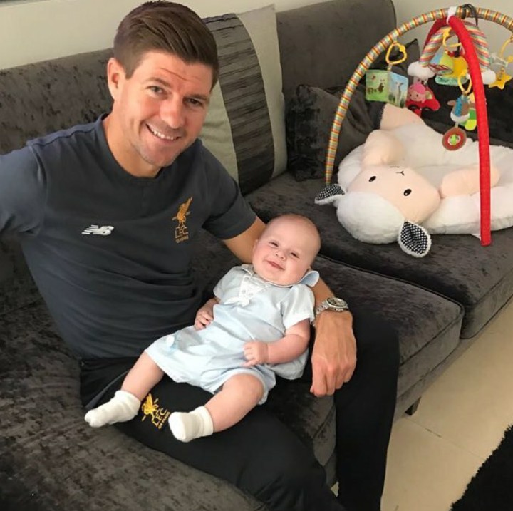 <p>Nggak cuma jago di lapangan, Ayah Gerrard jago juga urus anak nih. Hi-hi. (Foto: Instagram/stevengerrard)</p>