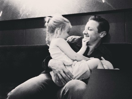 Momen Manis Jeremy 'Hawkeye' Renner Bersama Putrinya