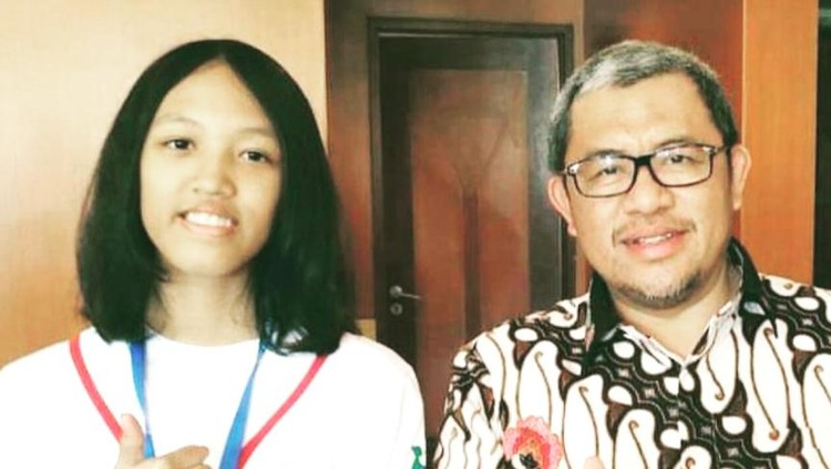 Wah, keren banget nih sudah menerbitkan puluhan buku. Hmm, memang kecil-kecil cabe rawit ya.