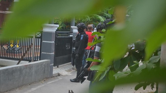 Densus 88/Antiteror Polri menangkap seorang warga Sidoarjo dengan menjalankan sterlisasi area. Warga diminta masuk ke dalam rumah dan jalanan dikosongkan.
