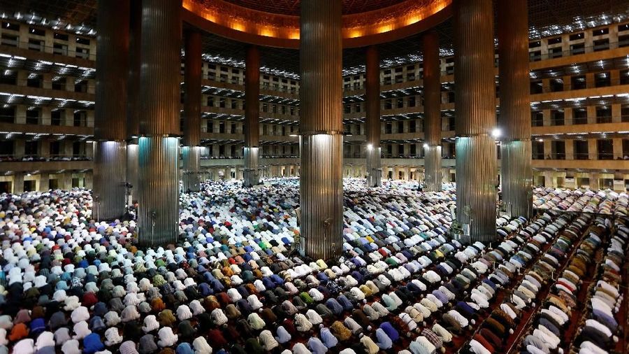 Indonesian Muslims pray at the first day of holy fasting month of Ramadan at Istiqlal mosque in Jakarta, Indonesia, May 16, 2018. REUTERS/Willy Kurniawan     TPX IMAGES OF THE DAY