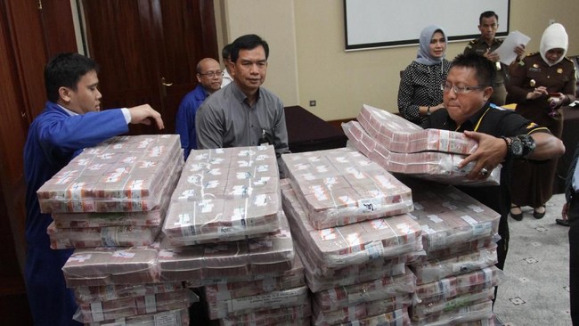Mantan Ketua BPPN Iwan Ridwan P menyatakan BDNI simpangkan dana BLBI dengan menyalurkannya ke kelompok usaha mereka sendiri.