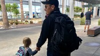 <p>Digandeng ayah kayak gini, Ava pastinya merasa aman ke manapun dia pergi. (Foto: Instagram/renner4real)</p>