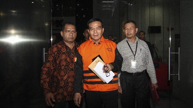 KPK memperpanjang masa penahanan Bupati Bengkulu Selatan nonaktif Dirwan Mahmud dan tiga tersangka lainnya selama 40 hari.