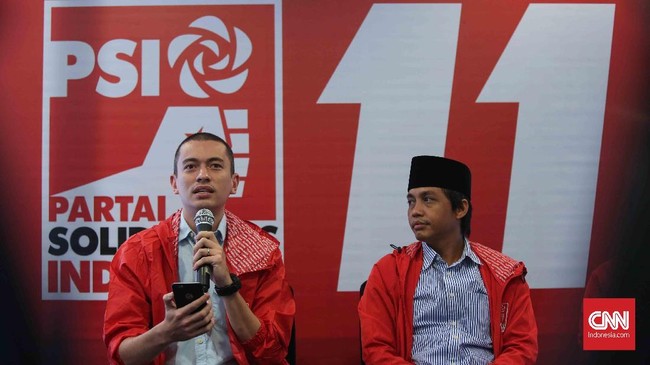 Sekjen Partai Solidaritas Indonesia (PSI, Raja Juli Antoni (kanan) didampingi Juru bicara bidang Hukum PSI, Rian Ernest saat memberikan keterangan pers di Jakarta, Kamis, 17 Mei 2018. PSI akan menggunakan hak untuk melakukan perlawanan secara hukum terkait keputusan Bawaslu yang melimpahkan kasus materi polling cawapres dan anggota kabinet Jokowi 2019 di koran Jawa Pos ke pihak kepolisian. CNNIndonesia/Safir Makki
