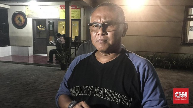 Sebuah kardus mencurigakan bertuliskan 'ISIS Merdeka' sempat membuat heboh Polsek Ngaliyan Semarang, Rabu (16/5) malam.