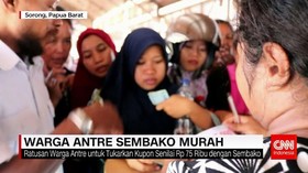Ratusan Warga Antre Paket Sembako