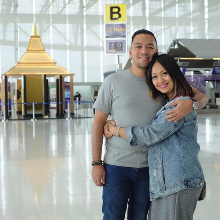 <p>Meskipun sudah punya tiga anak, mereka masih seperti anak muda ya, Bun? He-he-he. (Foto: Instagram @riafinola)</p>