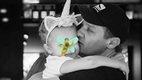 <p>Memang sih, Renner jarang menampilkan foto wajah anaknya secara jelas. Mungkin supaya privasi si kecil tetap terjaga ya, Bun. (Foto: Instagram/renner4real)</p>