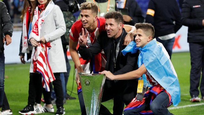 Diego Simeone berhasil menyamai koleksi gelar Luis Aragones sebagai pelatih yang sanggup mempersembahkan enam trofi bergengsi bagi Atletico Madrid.