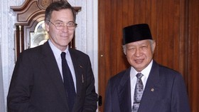 Bisikan Steve Hanke Sebelum Soeharto Terjungkal