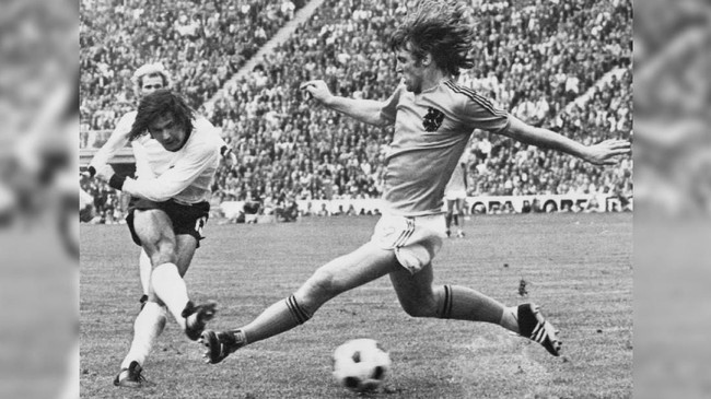 Gerd Mueller menjadi pahlawan timnas Jerman Barat saat menjadi tuan rumah di Piala Dunia 1974 dengan membobol gawang Belanda di laga final.