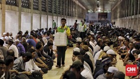 FOTO: Buka Puasa Pertama Ala Warga Ibu Kota