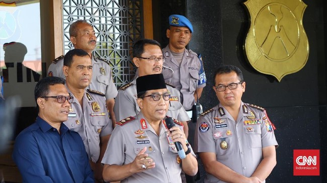 Penangkapan terduga teroris dilakukan di beberapa wilayah, dari mulai Surabaya, Malang, hingga Probolinggo. Empat di antaranya ditembak mati karena melawan.