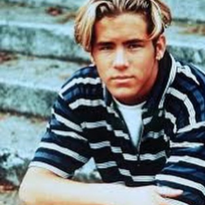 <p>Ini saat Ryan Renolds beranjak remaja. Warganet bilang mirip personel boyband, bahkan ada yang bilang mirip Leonardo DiCaprio. Hmm, menurut Bunda gimana?(Foto: Instagram @vancityreynolds)</p>