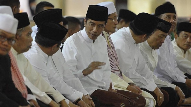 Jokowi melarang buka puasa bersama untuk kalangan pejabat hingga pegawai pemerintah lantaran saat ini masih dalam transisi pandemi covid-19 menuju endemi.