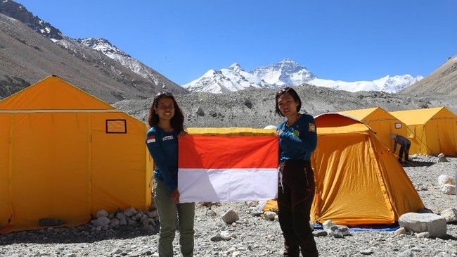Dua pendaki wanita Indonesia Fransiska Dimitri Inkiriwang dan Mathilda Dwi Lestari menciptakan sejarah baru setelah berhasil menyelesaikan misi seven summits.