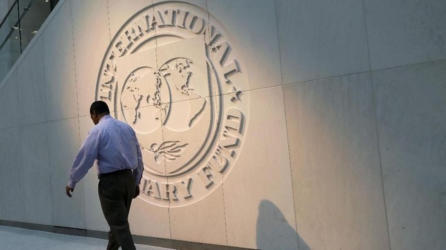 Dana Moneter Internasional (IMF) memangkas proyeksi pertumbuhan ekonomi global menjadi 3,7 persen pada 2018 dan 2019, turun dari perkiraan semula 3,9 persen.