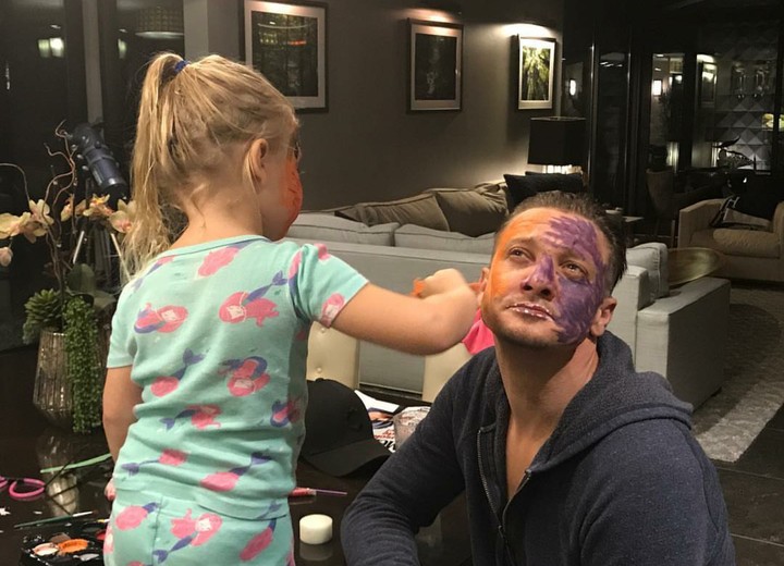 Pemeran Hawkeye dalam film 'The Avengers' ini so sweet banget deh kalau lagi bersama anaknya.
