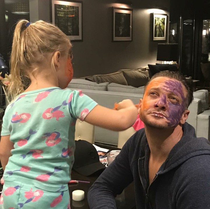 <p>Demi si kecil, seorang ayah rela deh didandani kayak gini. He-he-he. (Foto: Instagram/renner4real)</p>
