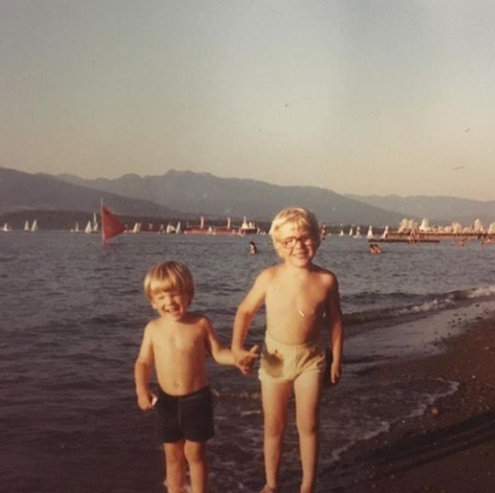 <p>Ini saat main di pantai dengan sang kakak. Ryan Renolds bahkan ingat saat dirinya masih dibantu ganti diaper oleh kakaknya. (Foto: Instagram @vancityreynolds)</p>